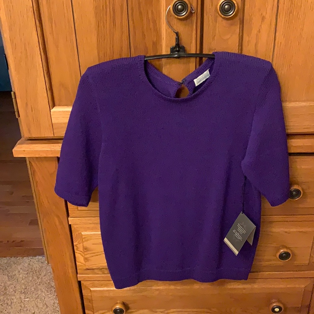 Woman’s short sleeve sweater